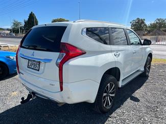 2017 Mitsubishi Pajero Sport - Thumbnail