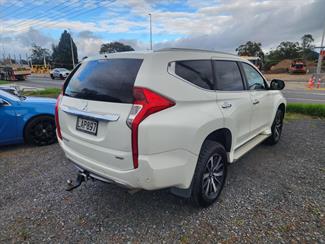 2017 Mitsubishi Pajero Sport - Thumbnail