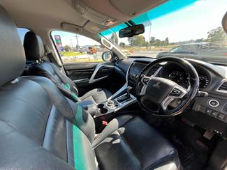 2017 Mitsubishi Pajero Sport - Thumbnail