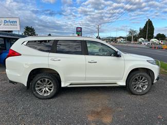 2018 Mitsubishi Pajero Sport - Thumbnail