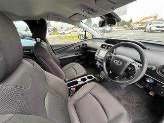 2019 Toyota Prius - Thumbnail