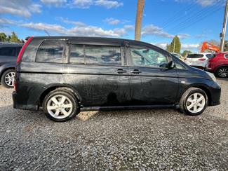 2006 Toyota Isis - Thumbnail