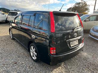 2006 Toyota Isis - Thumbnail