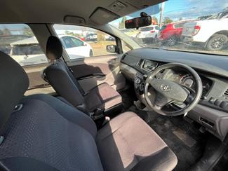 2006 Toyota Isis - Thumbnail