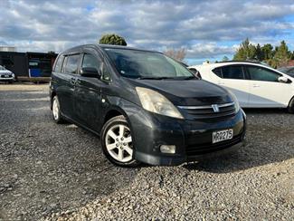 2006 Toyota Isis - Thumbnail