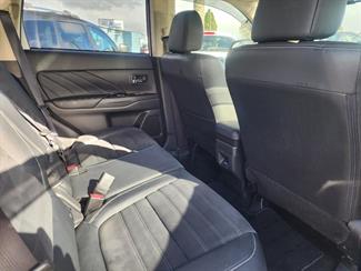 2016 Mitsubishi Outlander - Thumbnail