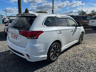 2016 Mitsubishi Outlander - Thumbnail