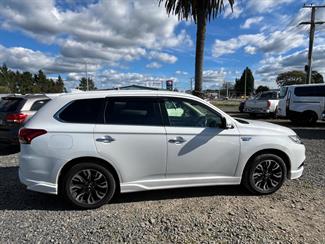 2016 Mitsubishi Outlander - Thumbnail