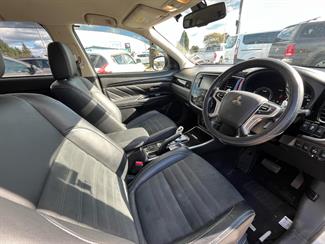 2016 Mitsubishi Outlander - Thumbnail