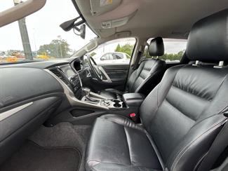 2017 Mitsubishi Pajero Sport - Thumbnail