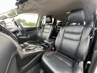 2017 Mitsubishi Pajero Sport - Thumbnail