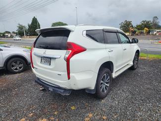 2017 Mitsubishi Pajero Sport - Thumbnail