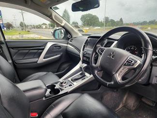 2017 Mitsubishi Pajero Sport - Thumbnail