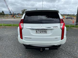 2017 Mitsubishi Pajero Sport - Thumbnail