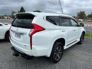 2017 Mitsubishi Pajero Sport - Thumbnail