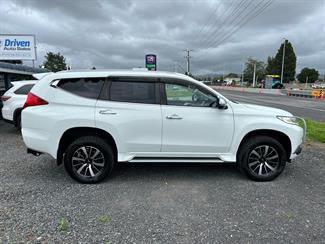 2017 Mitsubishi Pajero Sport - Thumbnail