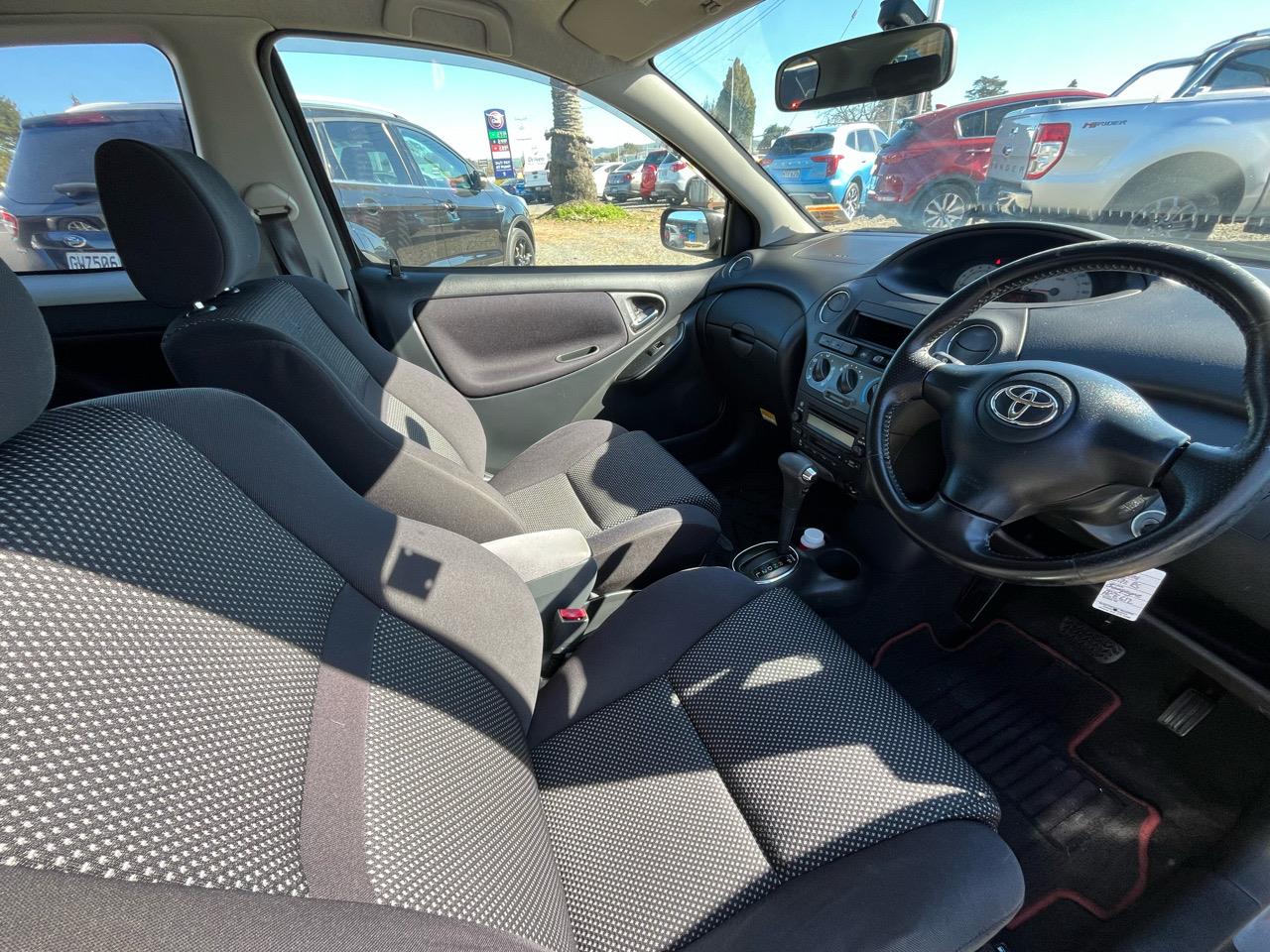 2004 Toyota Vitz