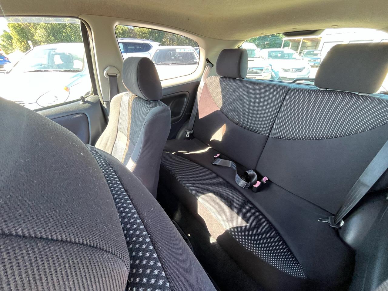 2004 Toyota Vitz