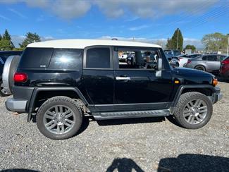 2011 Toyota Fj - Thumbnail