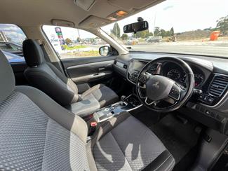 2016 Mitsubishi Outlander - Thumbnail