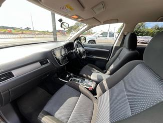 2016 Mitsubishi Outlander - Thumbnail