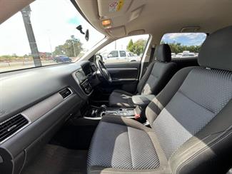 2016 Mitsubishi Outlander - Thumbnail