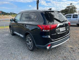 2016 Mitsubishi Outlander - Thumbnail