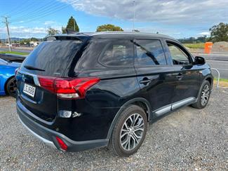 2016 Mitsubishi Outlander - Thumbnail