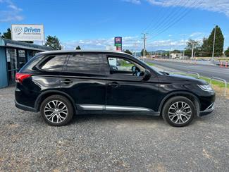 2016 Mitsubishi Outlander - Thumbnail