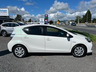 2013 Toyota Aqua - Thumbnail