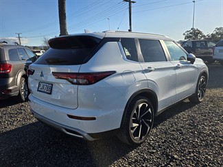 2022 Mitsubishi Outlander - Thumbnail