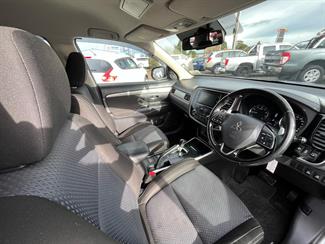 2016 Mitsubishi Outlander - Thumbnail