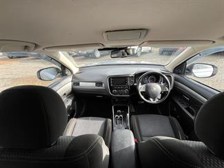 2016 Mitsubishi Outlander - Thumbnail