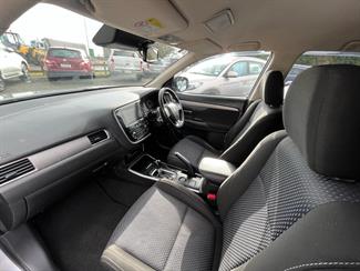 2016 Mitsubishi Outlander - Thumbnail