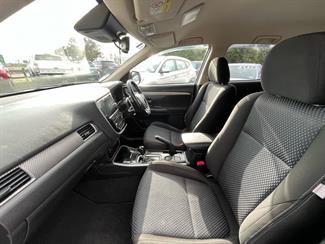 2016 Mitsubishi Outlander - Thumbnail