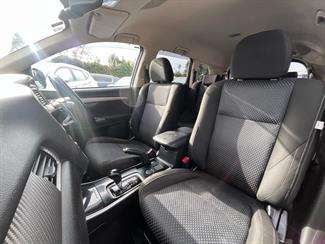 2016 Mitsubishi Outlander - Thumbnail