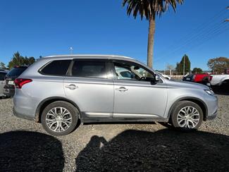 2016 Mitsubishi Outlander - Thumbnail
