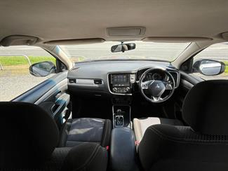 2017 Mitsubishi Outlander - Thumbnail