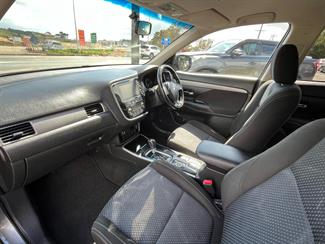 2017 Mitsubishi Outlander - Thumbnail