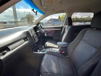 2017 Mitsubishi Outlander - Thumbnail