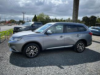 2017 Mitsubishi Outlander - Thumbnail