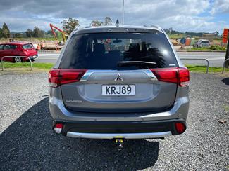 2017 Mitsubishi Outlander - Thumbnail