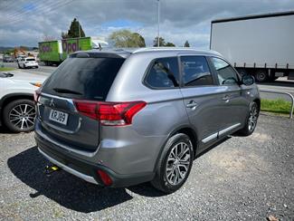 2017 Mitsubishi Outlander - Thumbnail