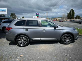 2017 Mitsubishi Outlander - Thumbnail