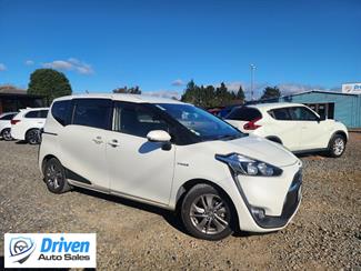 2015 Toyota Sienta - Thumbnail