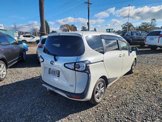 2015 Toyota Sienta - Thumbnail