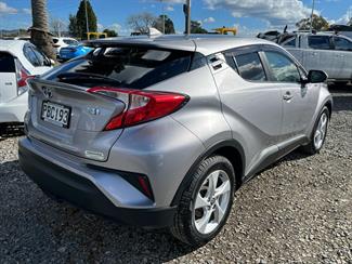 2017 Toyota C-HR - Thumbnail